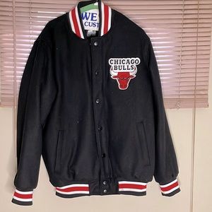 Pre owned Chicago bulls varsity jacket for men, made by starter. Size Large 8/10
